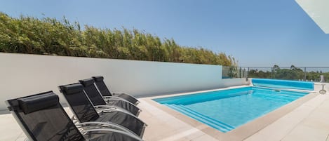 La Casa Jasmim est une villa moderne avec piscine privée située dans un quartier très calme, à distance de marche de la ville et des plages de la côte ouest.