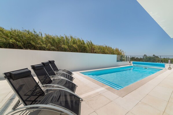 La Casa Jasmim est une villa moderne avec piscine privée située dans un quartier très calme, à distance de marche de la ville et des plages de la côte ouest.