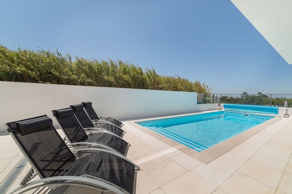 Casa Jasmim is a modern villa with private pool located in a very quiet area within walking distance of the city and the beaches of the west side.