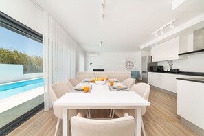 La Casa Jasmim est une villa moderne avec piscine privée située dans un quartier très calme, à distance de marche de la ville et des plages de la côte ouest.