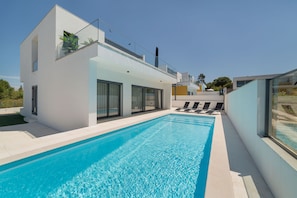 Holiday Homes with private swimming pool SCH051
