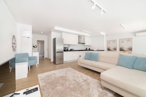 Casa Jasmim is a modern villa with private pool located in a very quiet area within walking distance of the city and the beaches of the west side.
