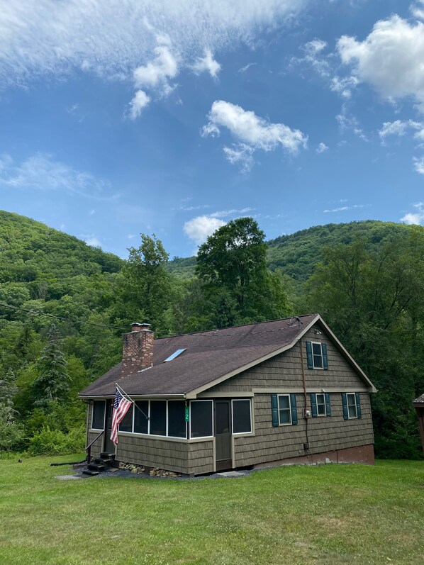 Beautiful cabin isolated in the woods of Pa. No Cell/Internet/TV. Off grid