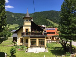 Pflanze, Himmel, Gebäude, Fenster, Eigentum, Berg, Baum, Natürliche Landschaft, Haus, Wolke