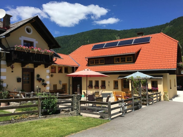 Wolke, Himmel, Pflanze, Eigentum, Fenster, Gebäude, Berg, Freizeit, Hütte, Ländliches Gebiet