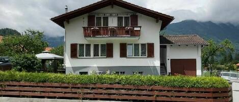 Wolke, Pflanze, Himmel, Gebäude, Eigentum, Fenster, Haus, Grundstueck, Wohngebiet, Baum