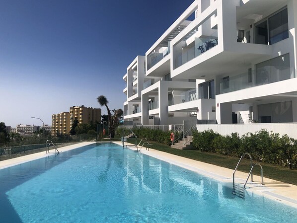 Water, Building, Sky, Plant, Daytime, Property, Swimming Pool, Azure, Window, Body Of Water