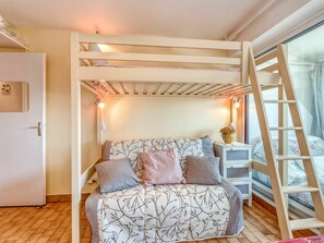 Möbel, Komfort, Holz, Gebäude, Beleuchtung, Interior Design, Bett, Fussboden, Kissen