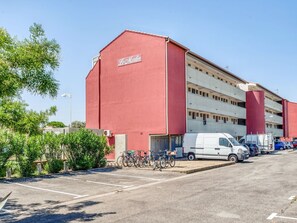 Roue, Ciel, Voiture, Plante, Véhicule, Bâtiment, Arbre, Asphalte, Surface De La Route