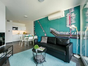 Möbel, Eigentum, Tabelle, Couch, Dekoration, Interior Design, Wohnzimmer, Fussboden, Zimmerpflanze, Studio Couch