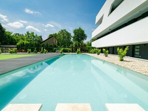 Cielo, Planta, Edificio, Tiempo De Día, Propiedad, Nube, Piscina, Azur, Naturaleza, Sombra