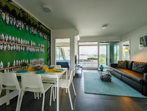 Tabelle, Möbel, Couch, Grün, Stuhl, Gebäude, Interior Design, Geschirr, Fussboden, Wohnzimmer
