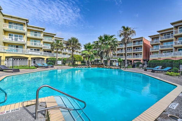 Galveston Vacation Rental | 1BR | 1BA | 474 Sq Ft | Elevator Access