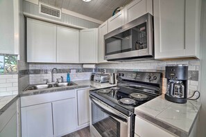 Kitchen | Fully Equipped w/ Cooking Basics