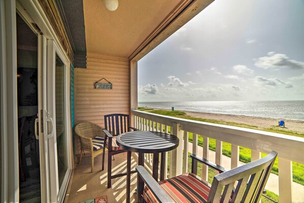 Corpus Christi Vacation Rental | 1BR | 1BA | 450 Sq Ft | Stairs Required