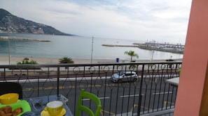 Vue sur  le port et la Plage des Sablettes