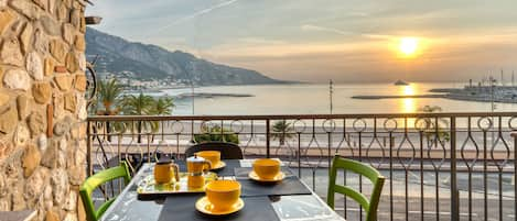 Vue Panoramique de la Terrasse Sur l'Esplanade des Sablettes et Plage