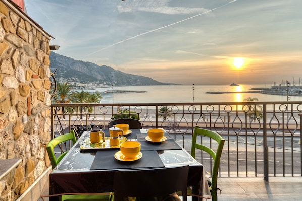 Vue Panoramique de la Terrasse Sur l'Esplanade des Sablettes et Plage