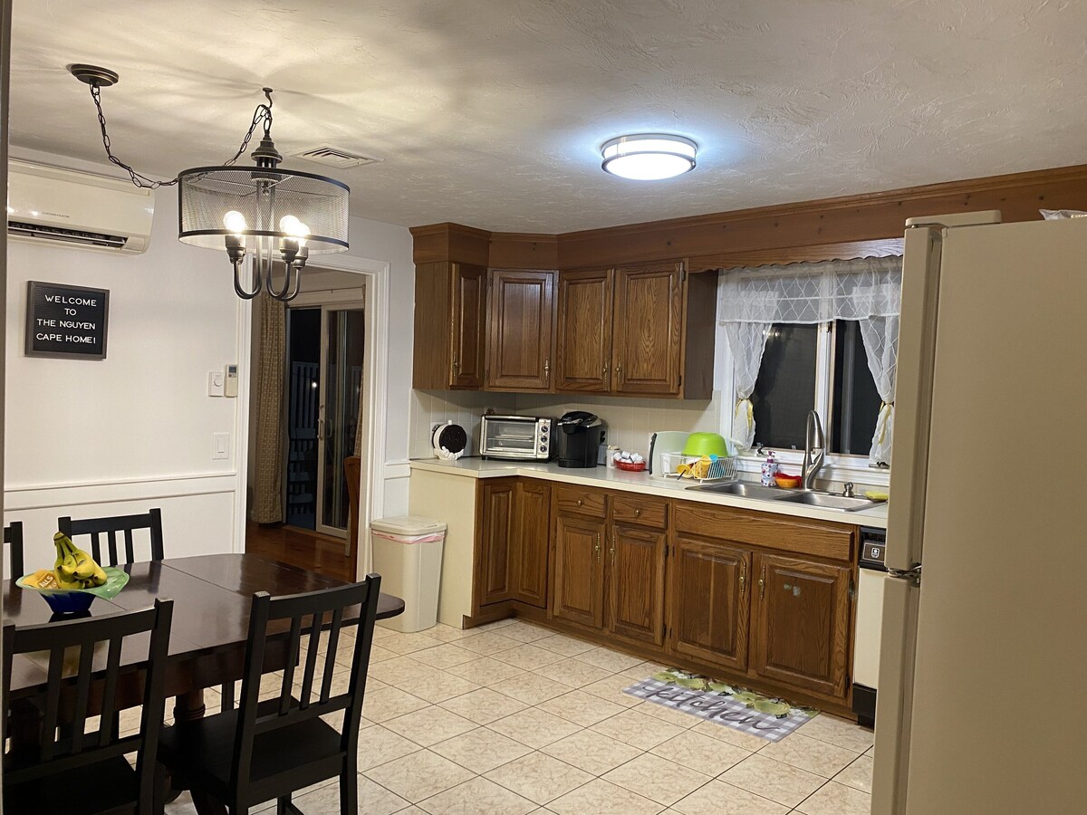 A Cozy Cape house steps to Restaurants & Beaches ~1.4 miles down scenic roads