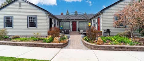 The courtyard at Drake Cottage 309