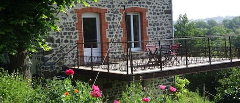 la terrasse vue du parking