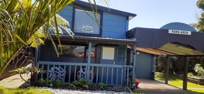 Fern Arch cottage with covered parking underneath