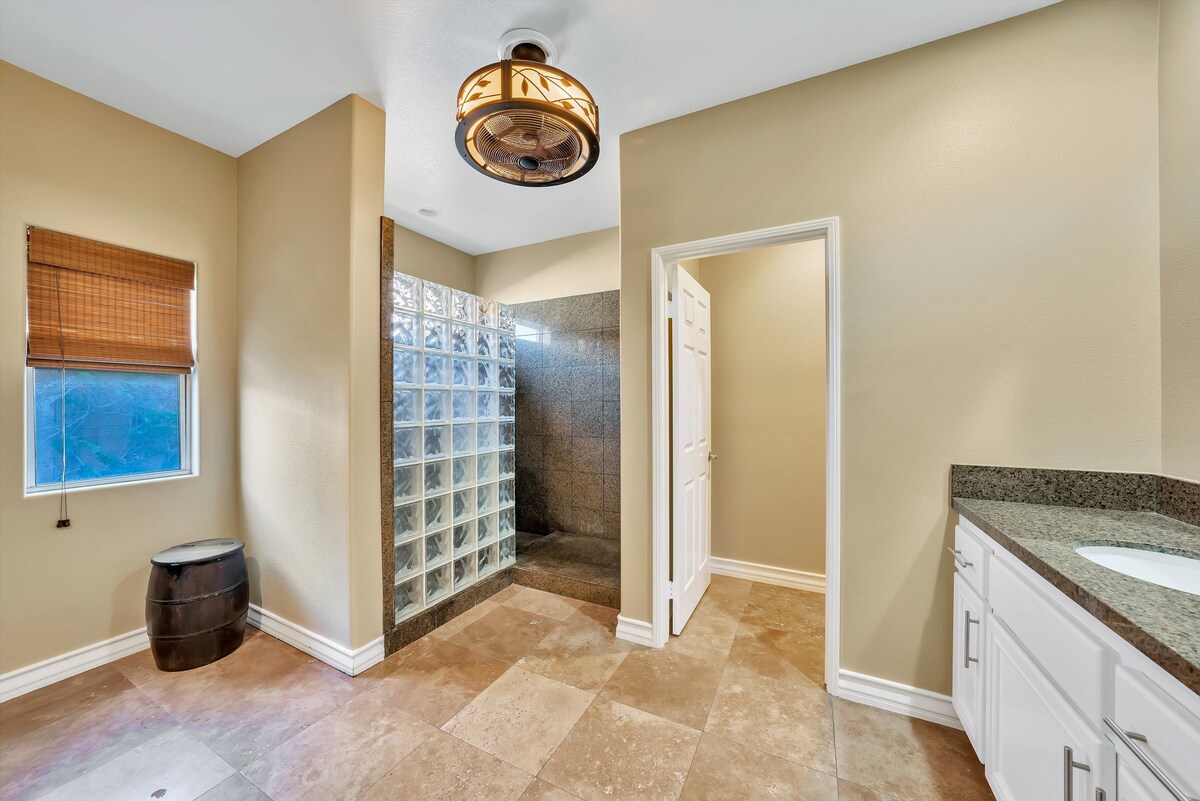 Spacious 3 Bedroom Stunner in Indian Springs Country Club ID105