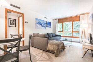 Salle à manger Eth Pradeth by Totiaran avec beaucoup de lumière naturelle au centre-ville de Baqueira, au pied des pistes