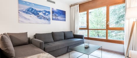 Eth Pradeth by Totiaran dining room with lots of natural light in downtown Baqueira, at the foot of the slopes