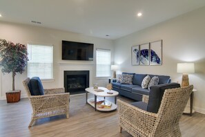 Living Area | Smart TV | Gas Fireplace