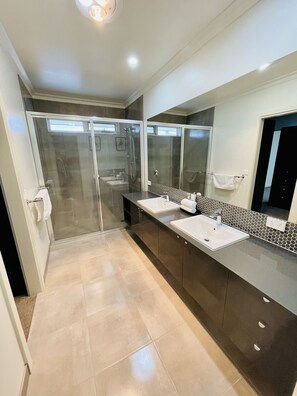 Master Bedroom: Ensuité bathroom