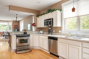 Full Kitchen Open floorplan