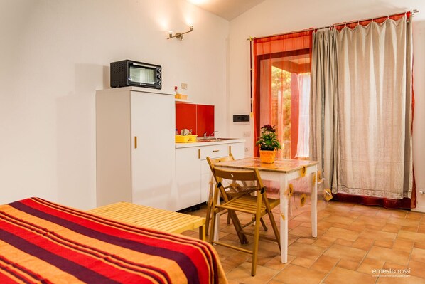 cosy elegance for two: the vibrant orange studio, 35sqm, ideal for couples