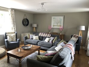 Sitting room for 8