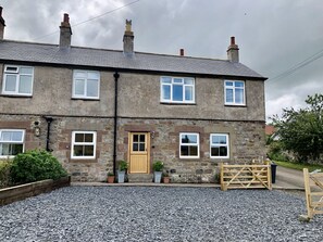 Front of cottage & driveway