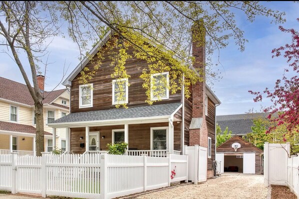 Fromt Porch / Fenced backyard