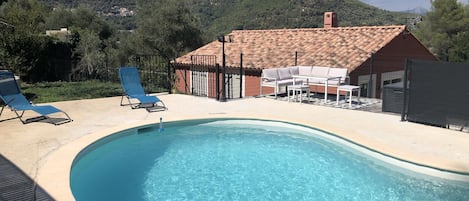 La piscine et le coin salon de jardin