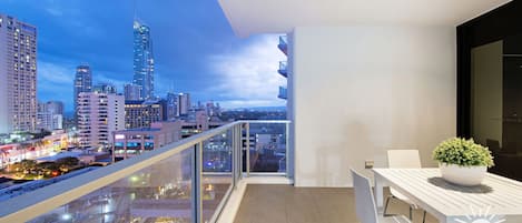 Generous size balcony offers iconic views of the Gold Coast 🏙