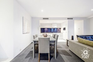 Share sumptuous meals with the family in this sophisticated dining area 🥣