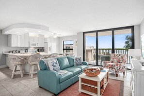 Imagine all the comforts of home on a tropical island paradise with incredible waterfront views - welcome to this Riverside Club condo!
