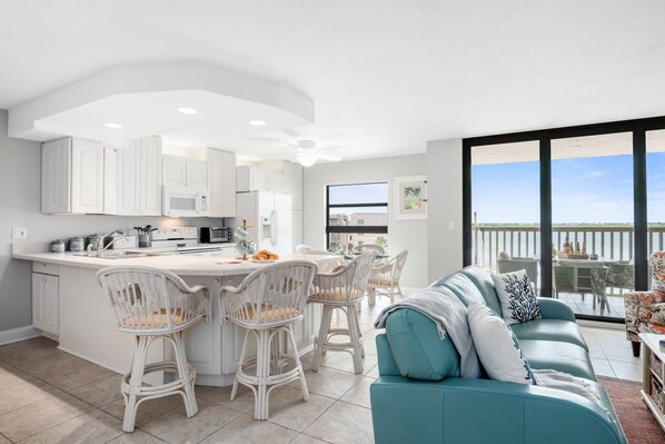 The breakfast bar is a great place for morning coffee, an evening cocktail and everything in between.