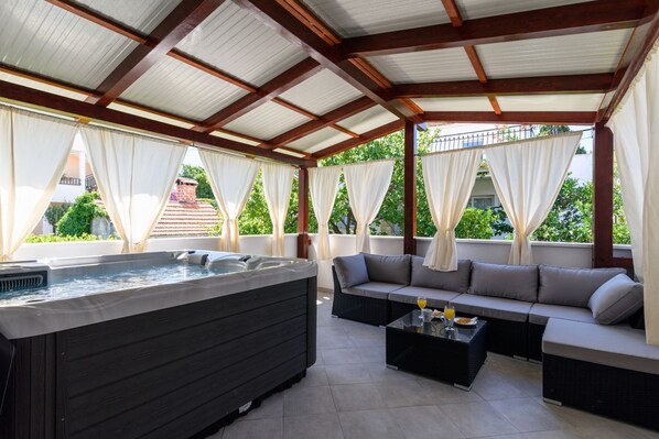 Outdoor spa tub