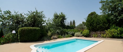 la piscine au sel à l'abri des regards... munie d'un volet électrique 