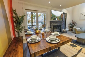 Cozy 8-seater dining room with lakefront view