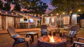 Outdoor sitting area and firepit