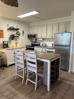 Fully equipped kitchen with seating for 4!