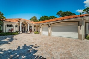 Stunning Lake house 4 bedroom 3 bath sleeps 14 Lake Tarpon with boat dock Kayaks, fishing, spa, pool in Citrus Florida
