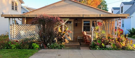 Tropical planters and landscape around 250 sq ft covered patio. Parking. Sep ‘21