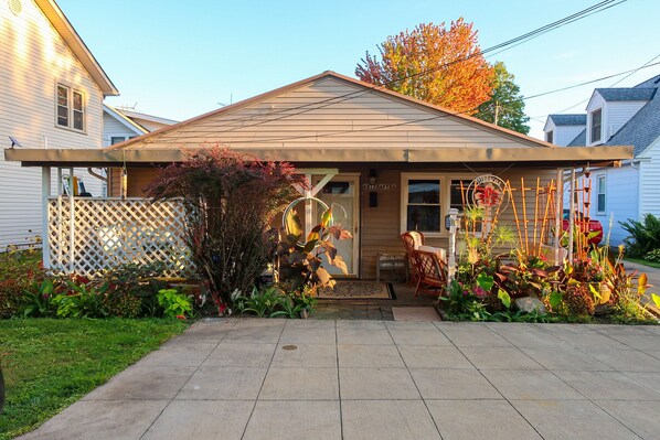 Tropical planters and landscape around 250 sq ft covered patio. Parking. Sep ‘21