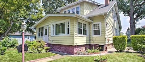 Yonkers Vacation Rental | 3BR | 2BA | 1,500 Sq Ft | Steps Required